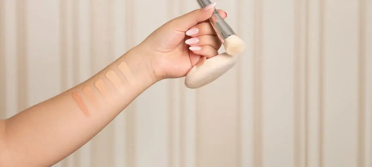 Arm mit Swatches verschiedener Concealer-Farben. So finden Sie die perfekte Concealer-Farbe für Ihren Hautton.