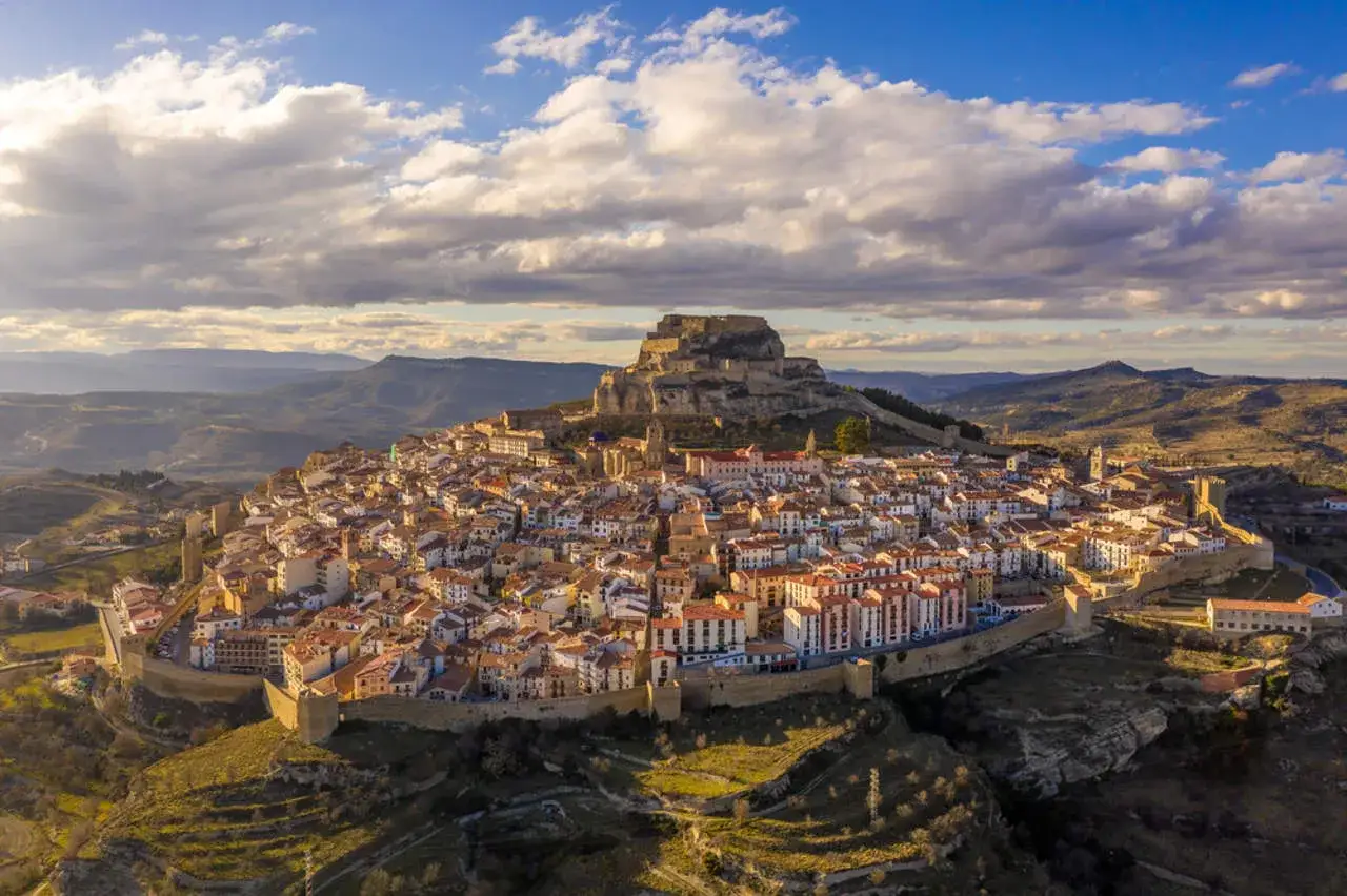 Vista aérea de Morella, un pueblo amurallado con un castillo imponente. Descubre qué ver en Morella, un lugar mágico.