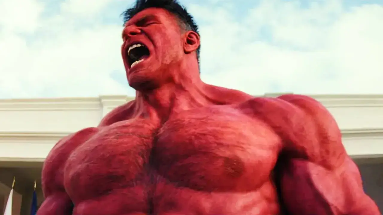 Le Red Hulk, avec la fureur de Harrison Ford, hurle sous un ciel bleu.