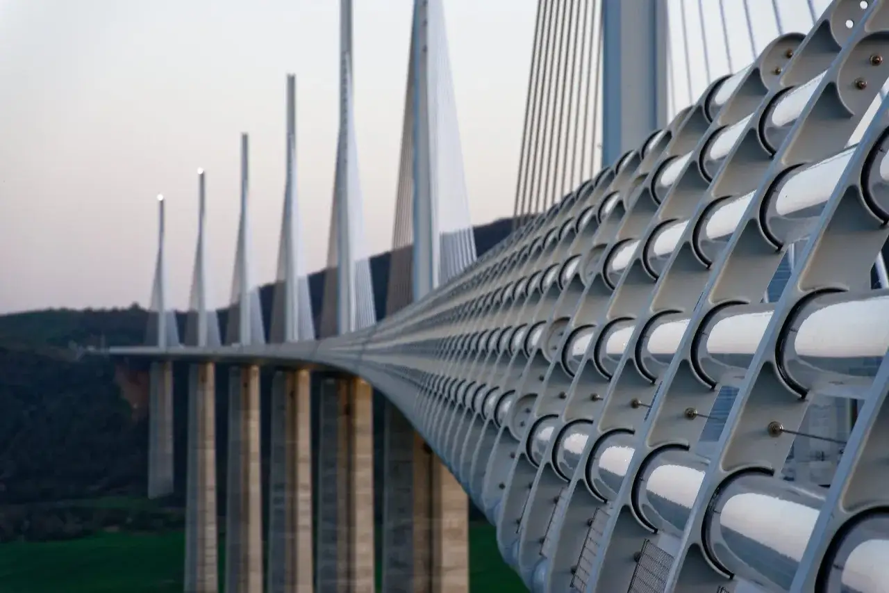 Detalle de la construcci&oacute;n del viaducto de Millau, con sus pilares y cables de suspensi&oacute;n.