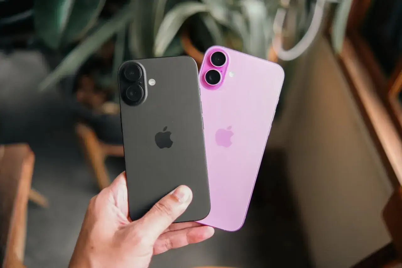 Dwa iPhone'y, czarny i różowy, w dłoni. Zastanawiasz się, co kupić w USA do Polski? Telefony to dobry pomysł!