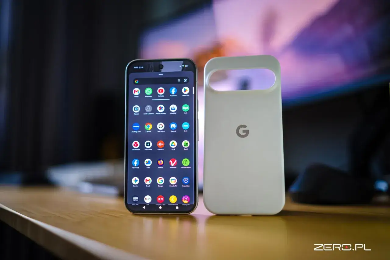 Smartfon z Androidem i białe etui z logo Google. Widoczne ikony aplikacji, sugerujące aktualizacje systemu Android.