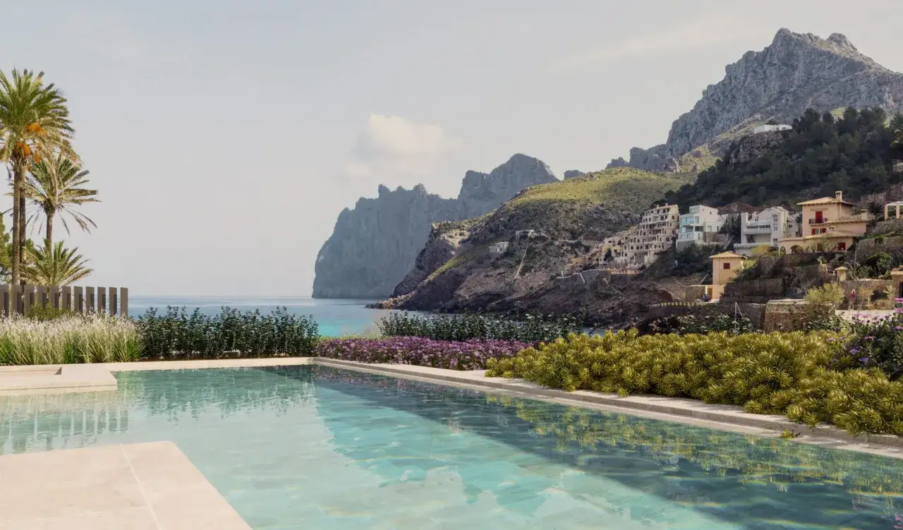 Traumhafter Poolblick auf das Meer und die Berge. Das Viva Cala Mesquida Resort & Spa bietet eine idyllische Kulisse f&uuml;r Entspannung.