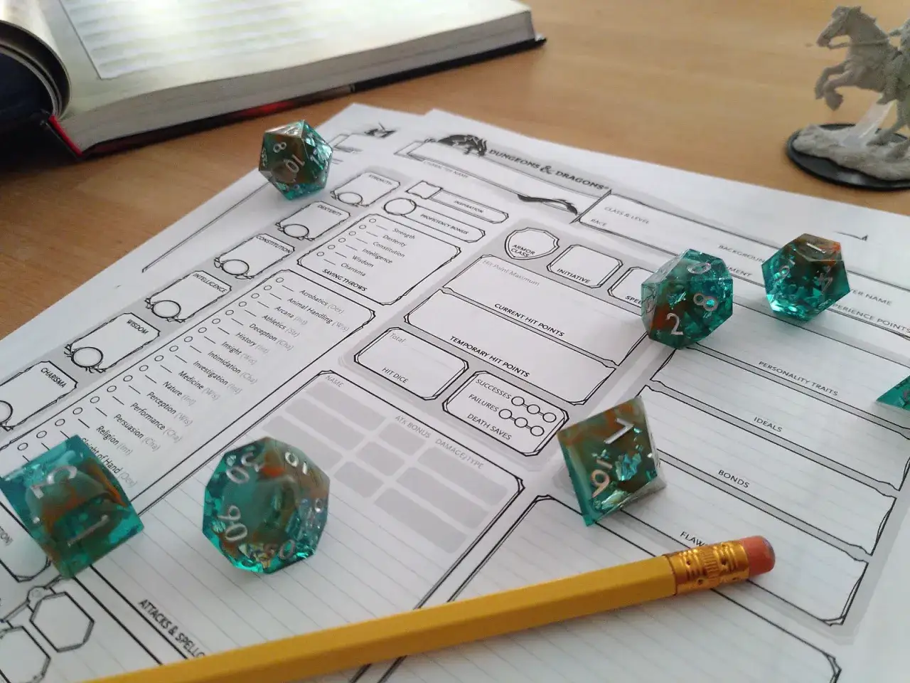 Kości do gry w Dungeons & Dragons leżą na karcie postaci, gotowe do przygody.