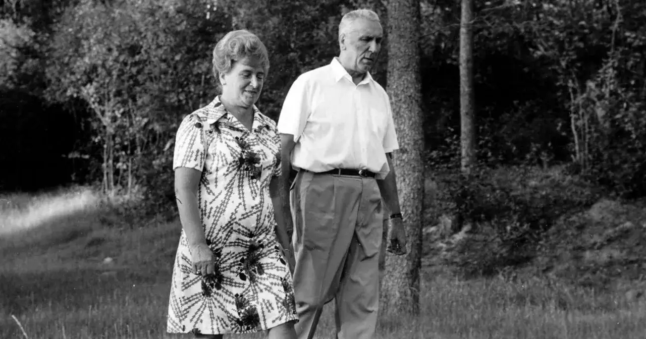 Jerzy Gierek z żoną spacerują po lesie. Fragment jego życiorysu.