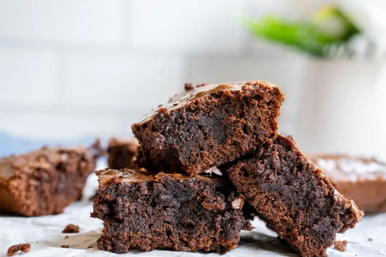 Deliciosos trozos de brownie sin gluten apilados, con una textura húmeda y chocolateada.