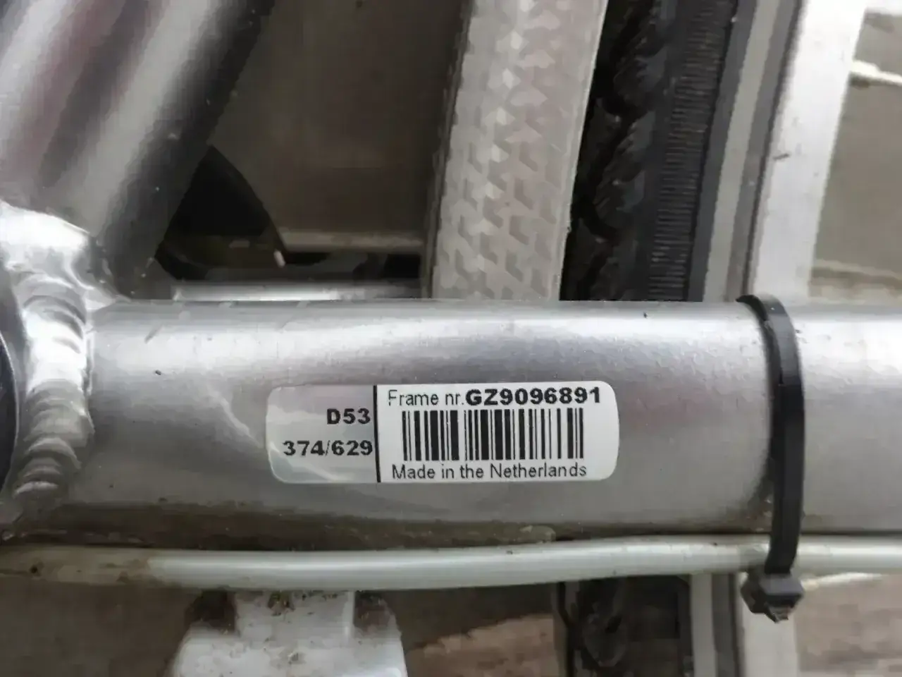 Naklejka z numerem ramy GZ9096891 na rowerze. Chcesz wiedzieć, jak sprawdzić, czy rower jest kradziony? Sprawdź numer ramy!