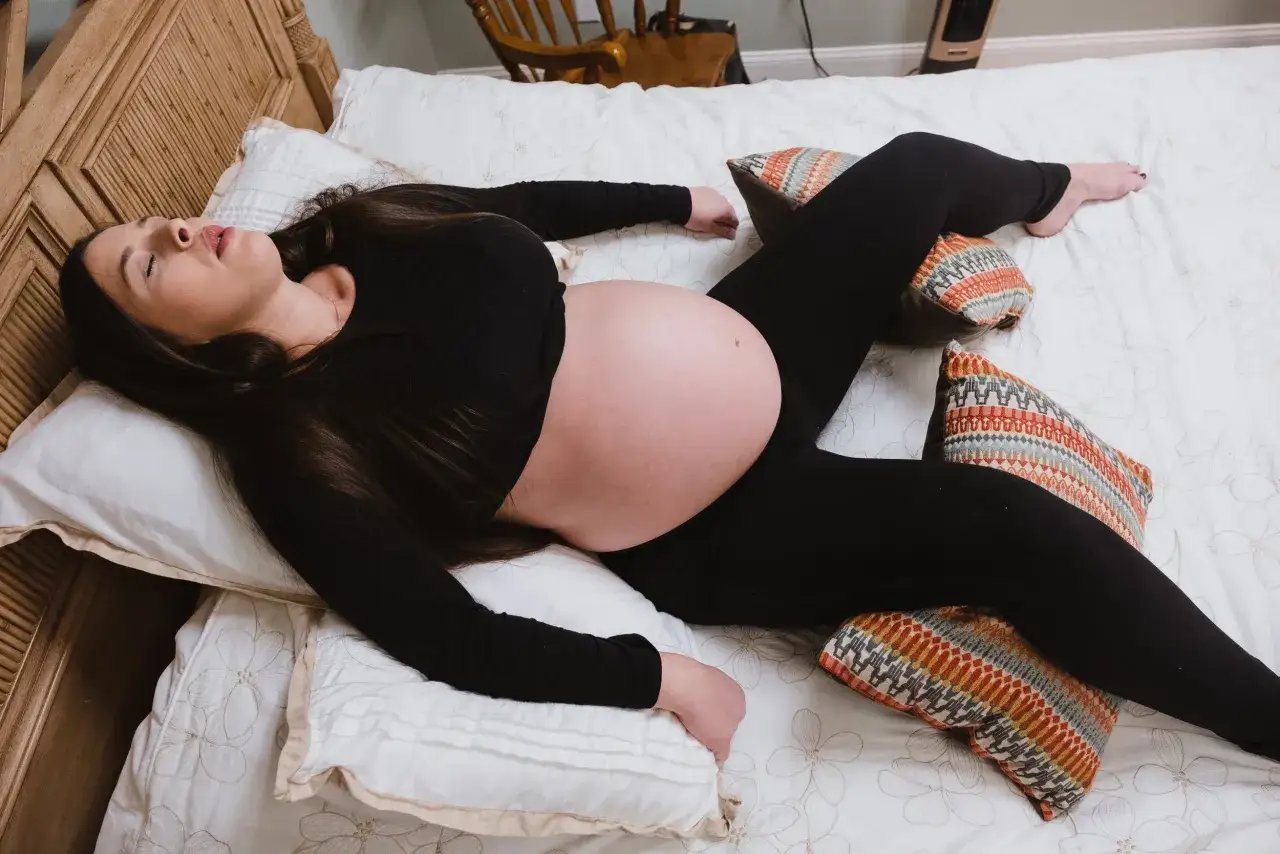 Mujer embarazada descansando, prepar&aacute;ndose para las clases de preparaci&oacute;n al parto.
