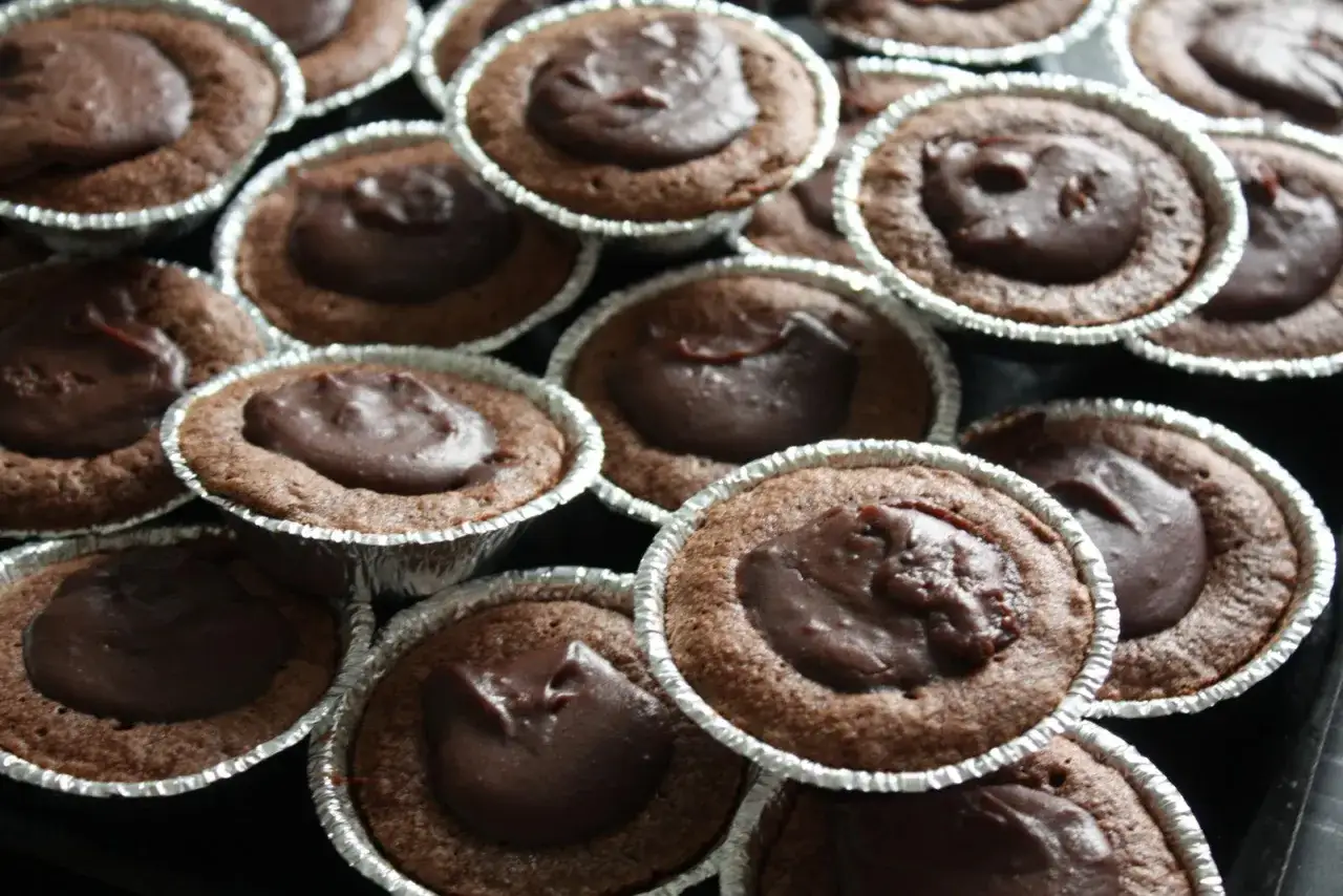 Många chokladmuffins med krämig glasyr. Perfekta baka idéer för fikat!