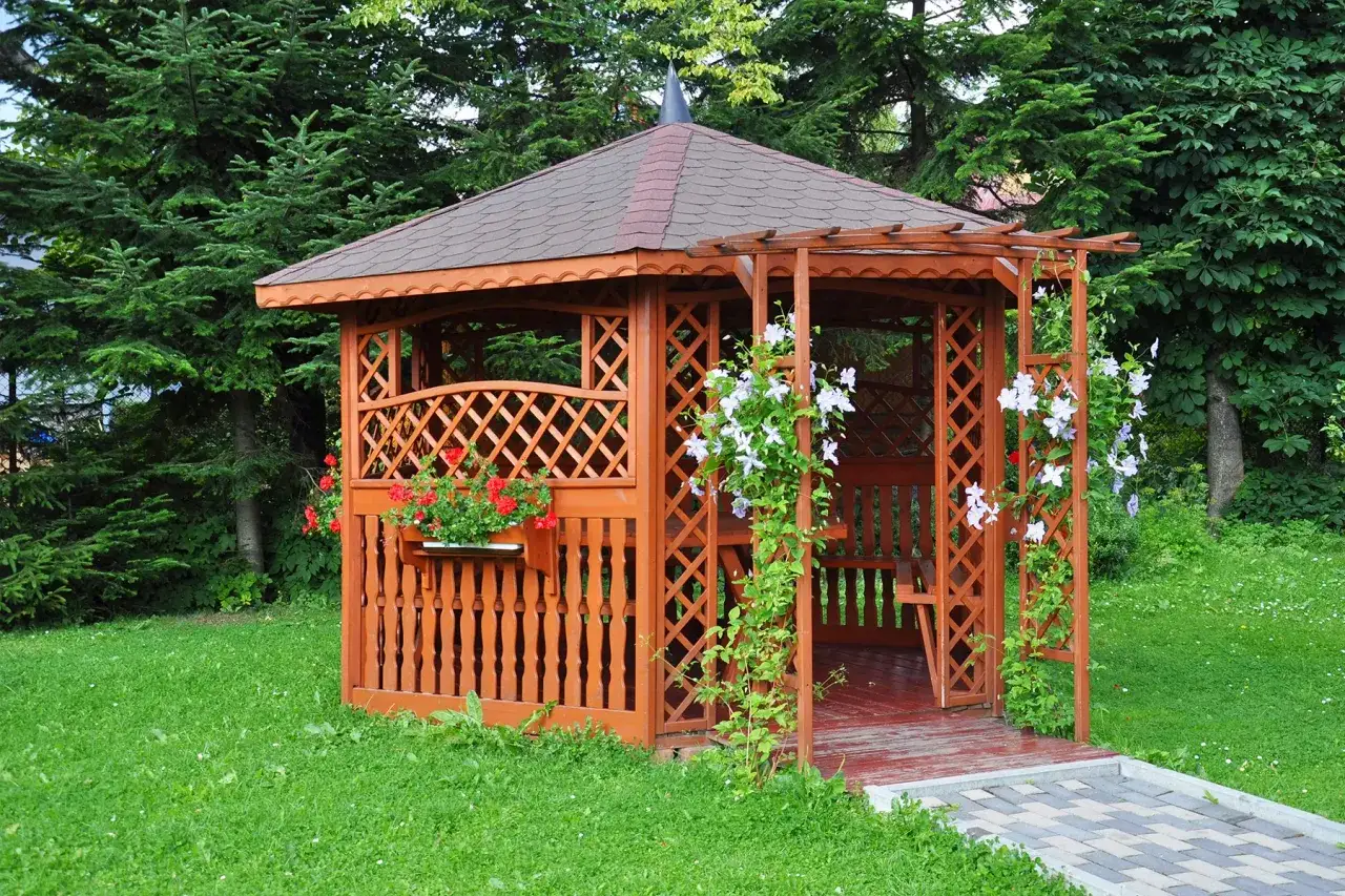 Uroczy domek na ROD z kwitnącymi pnączami i pelargoniami. Idealne miejsce na relaks wśród zieleni.