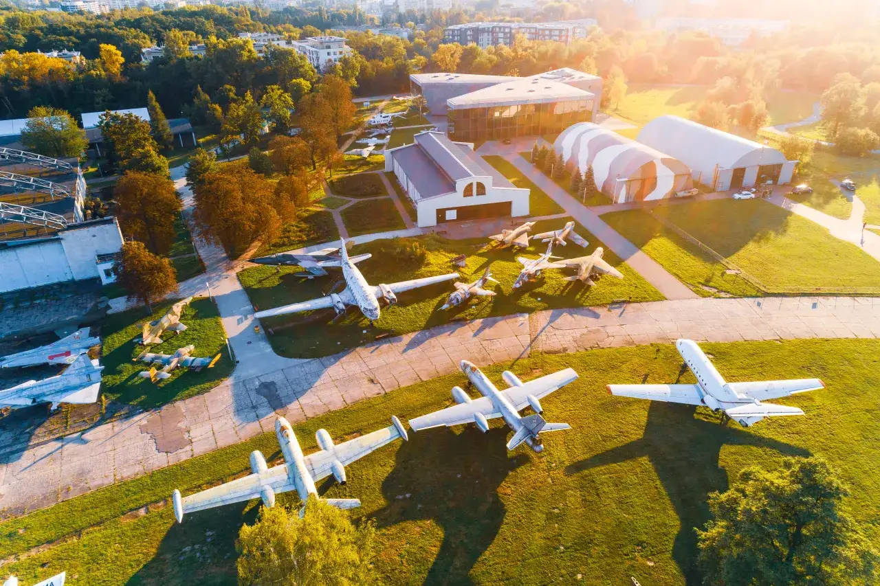 Muzeum Lotnictwa Polskiego w Krakowie, gdzie można zobaczyć wiele samolotów. Ile jest lotnisk w Krakowie? Tylko jedno, ale za to jakie!