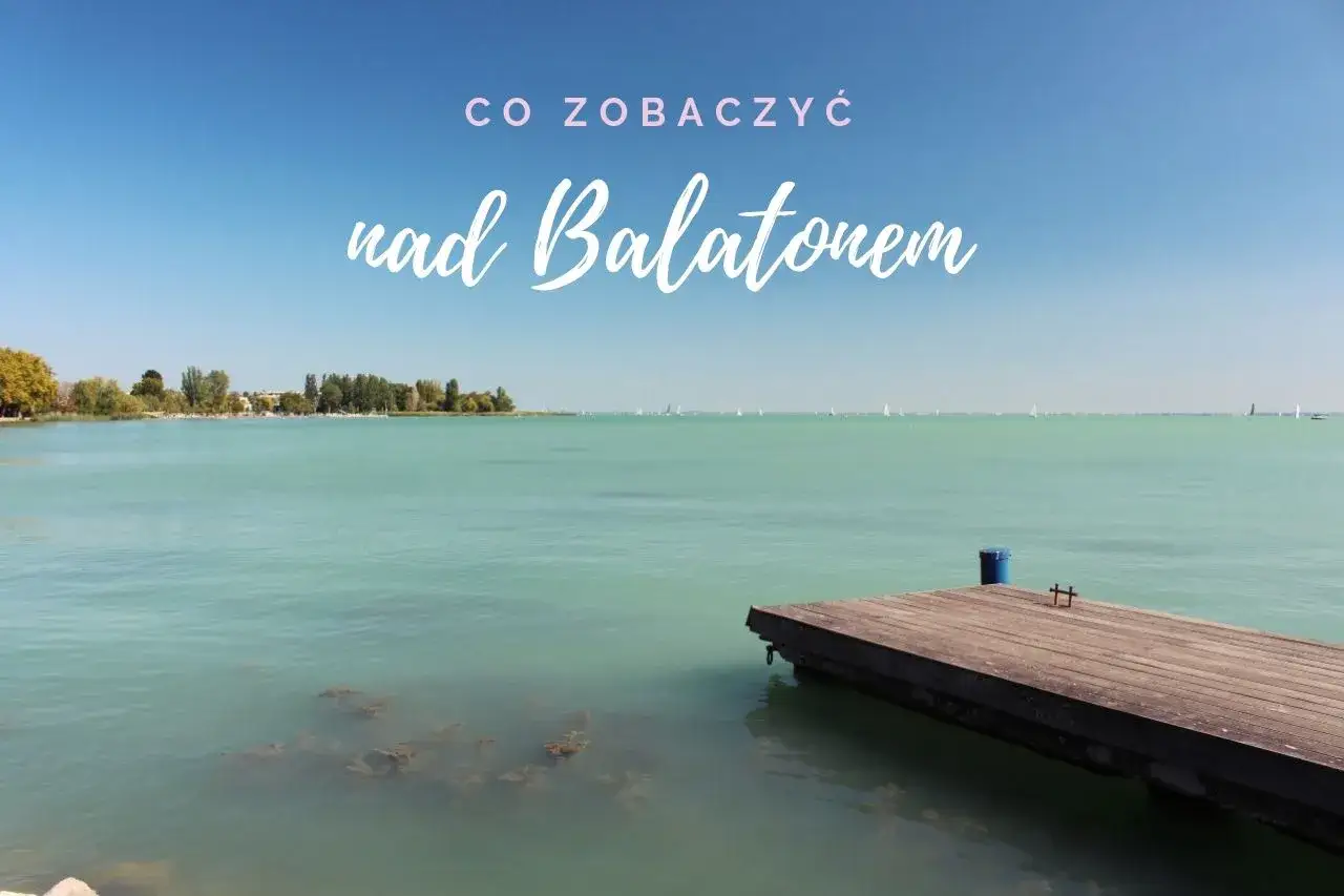 Drewniane molo nad turkusowym Balatonem, idealne miejsce, by zastanowić się, co zobaczyć nad Balatonem.