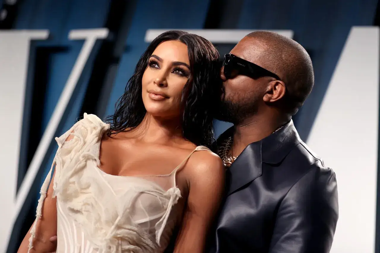 Kim Kardashian i jej mąż, Kanye West, na czerwonym dywanie.