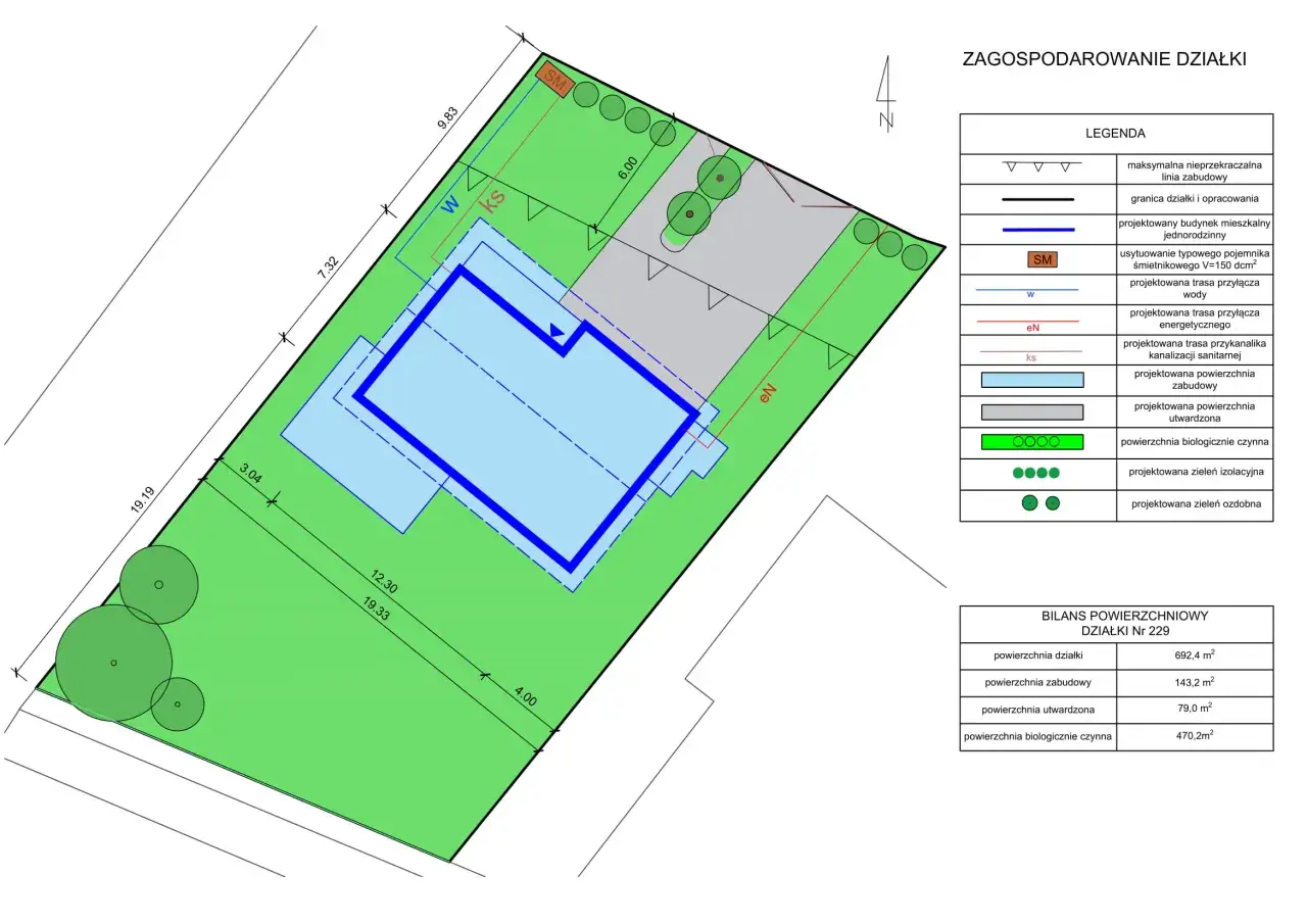Plan zagospodarowania działki z zaznaczonym budynkiem, trasami przyłączy i zielenią.