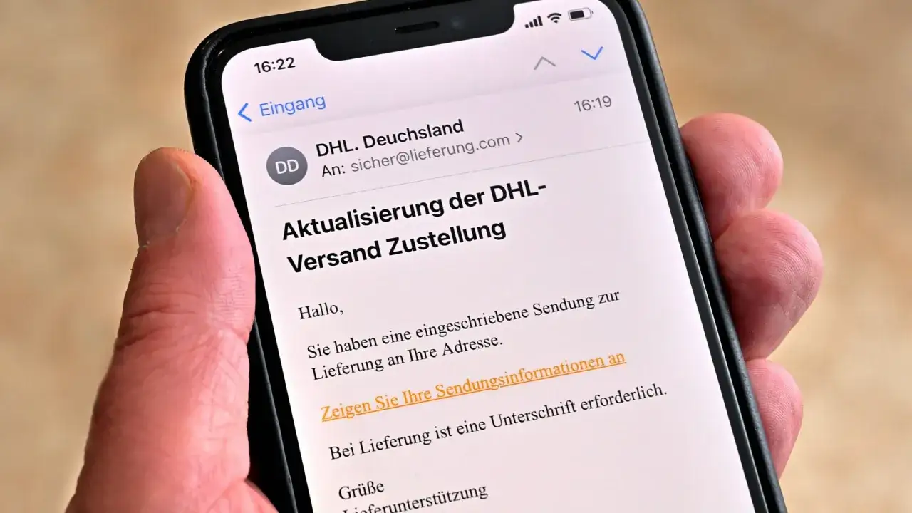 Eine E-Mail von DHL informiert &uuml;ber eine Sendungsaktualisierung. Die Nachricht k&uuml;ndigt eine eingeschriebene Sendung an und bittet darum, die Sendungsinformationen anzuzeigen. Ein lieferavis per SMS w&auml;re hier auch n&uuml;tzlich.