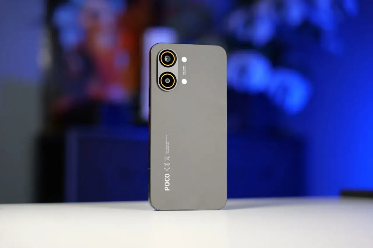 Szary tył telefonu Poco X8 Pro Max z podwójnym aparatem i logo POCO.