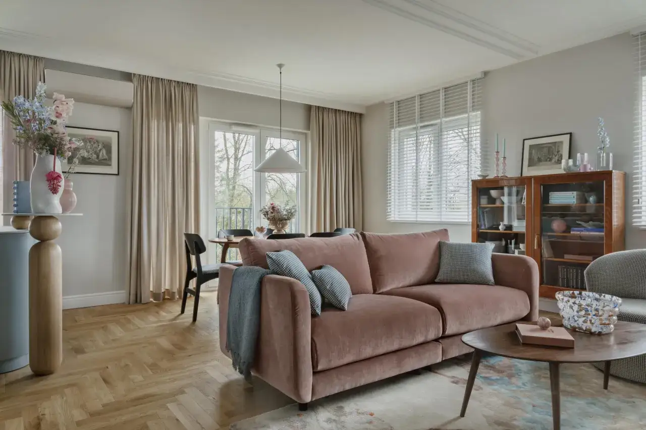 elegancki salon z sofą i funkcjonalne małe mieszkanie z kanapą