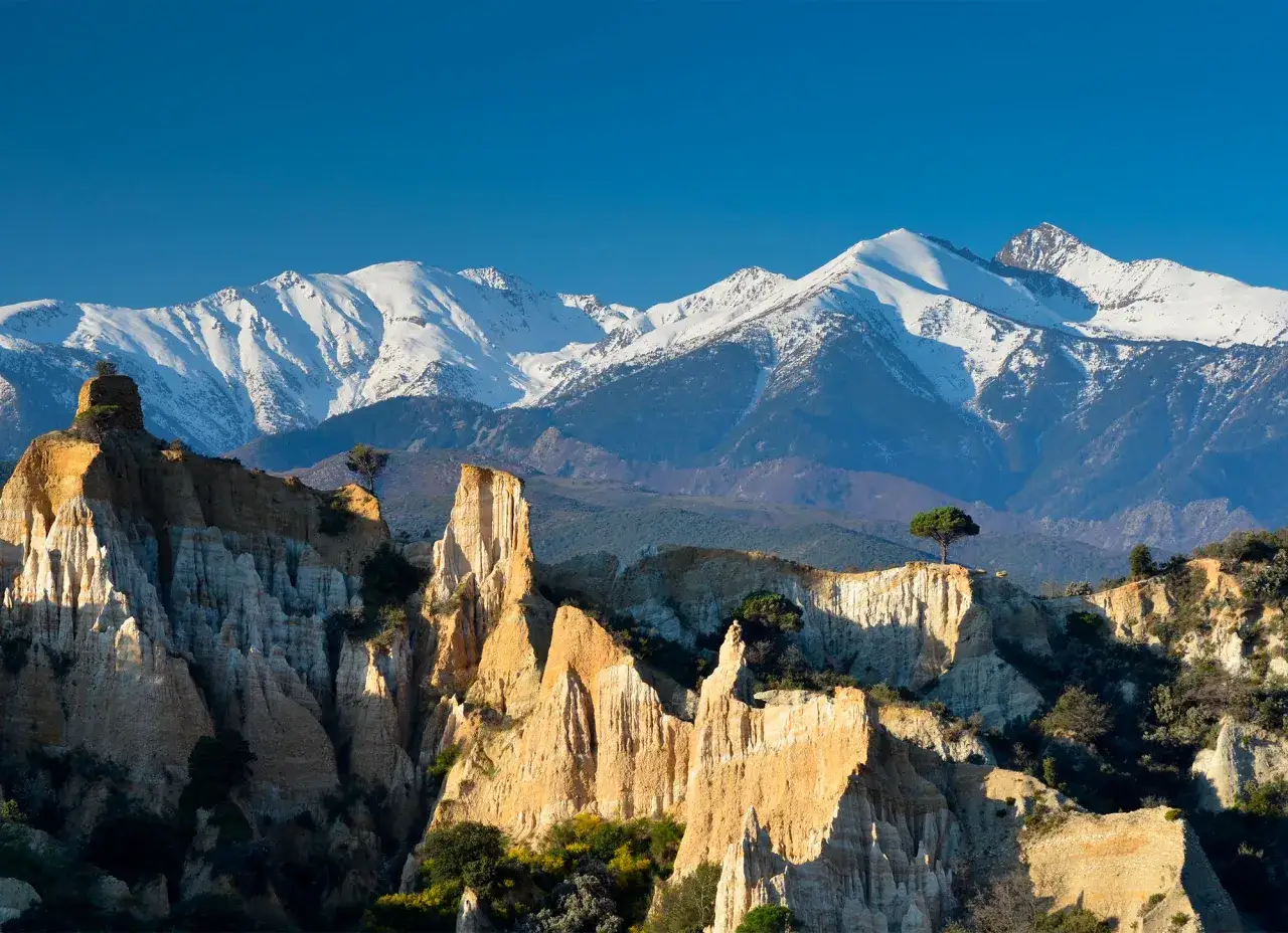Les Orgues d'Ille-sur-Têt, un paysage spectaculaire parmi les plus beaux endroits des Pyrénées-Orientales, sous un ciel bleu intense.
