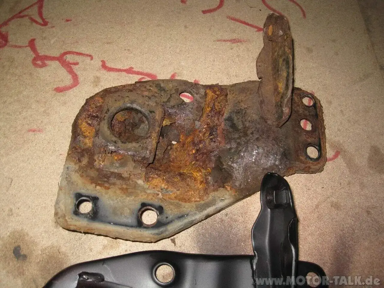 Stark verrostetes Metallteil, wahrscheinlich ein Aufhängungsteil eines Suzuki Alto, zeigt typische Suzuki Alto Probleme.