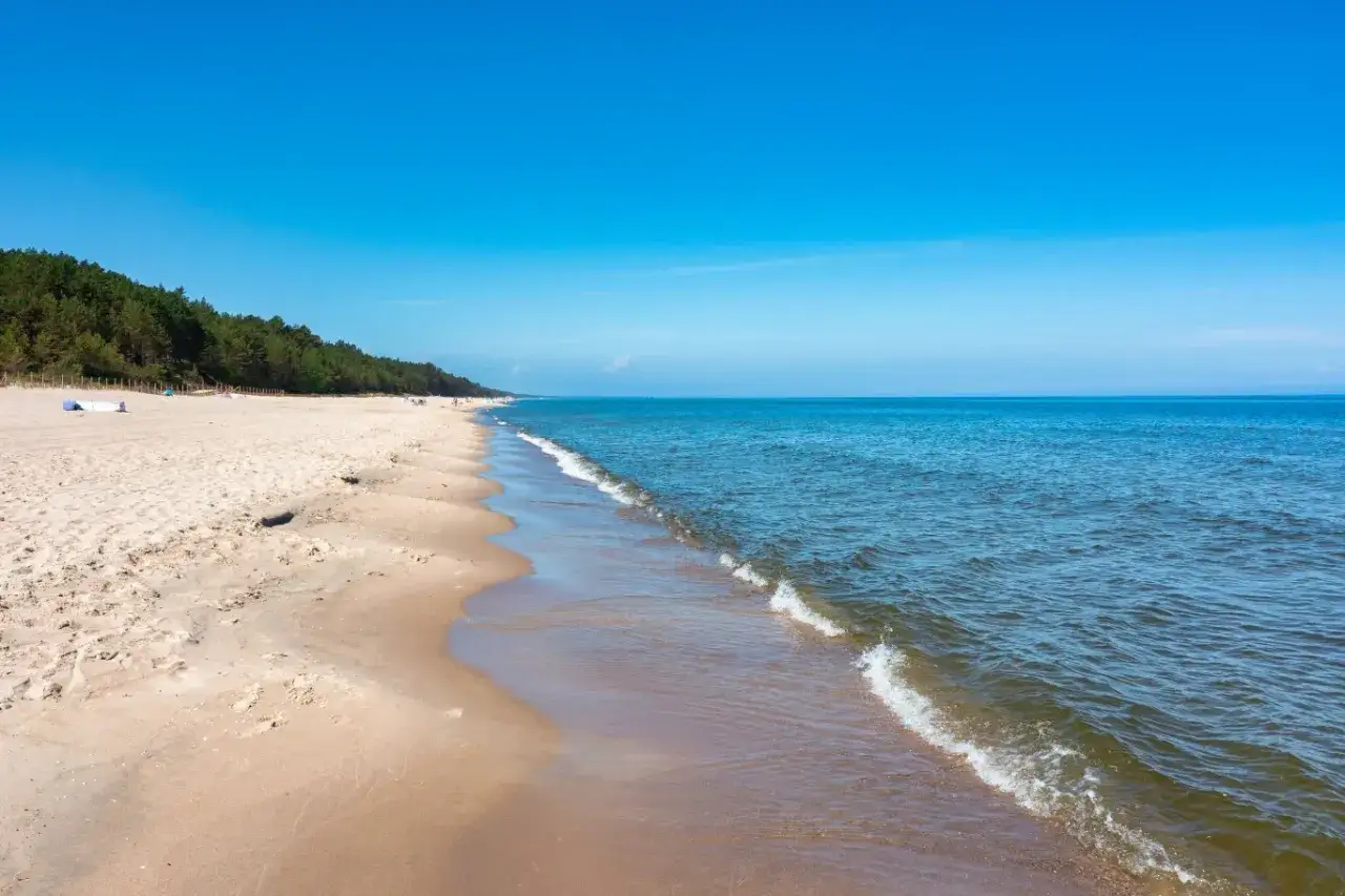 Piękna plaża i morze, idealne miejsce, gdzie na wakacje w sierpniu w Polsce.