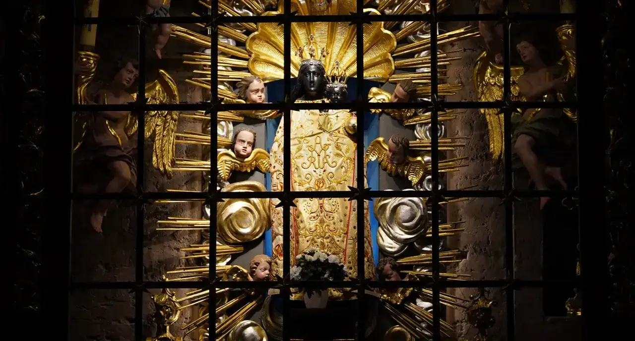 Złota gloria otacza czarną figurę Matki Bożej z Dzieciątkiem. Aniołki i cherubinki zdobią ołtarz, przy którym składane są wezwania do Matki Bożej.