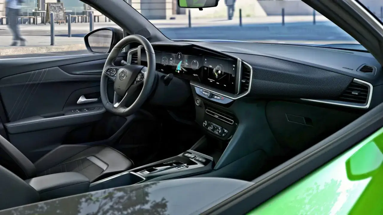 Wnętrze Opla Mokka Electric z nowoczesnym panelem cyfrowym i kierownicą.