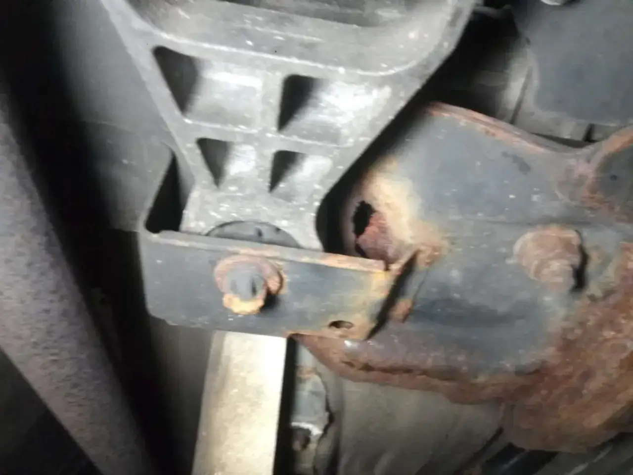 Rostige Aufh&auml;ngung am Opel Meriva A, deutliche Schwachstellen am Fahrwerk.
