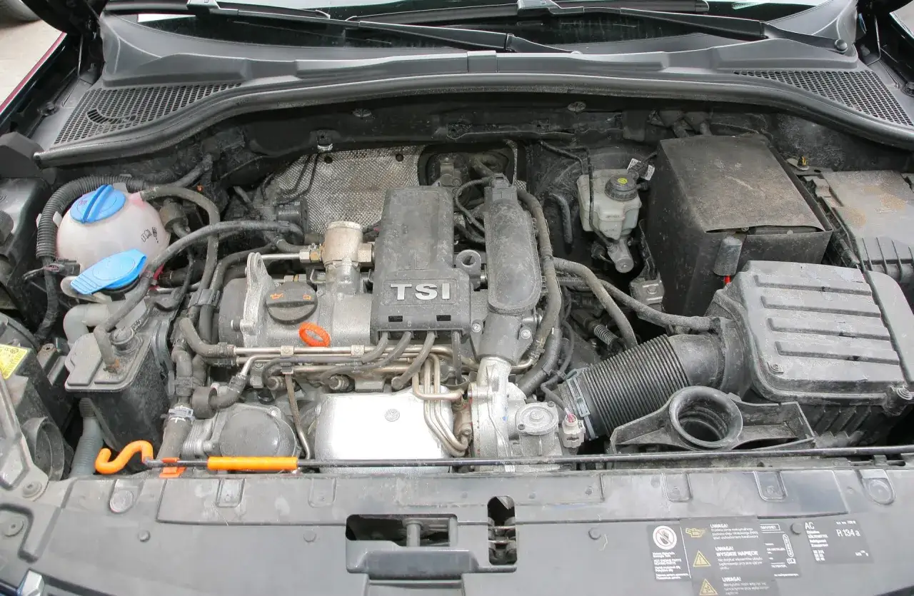 Silnik 1.2 TSI z widocznym turbosprężarką i elementami układu dolotowego.