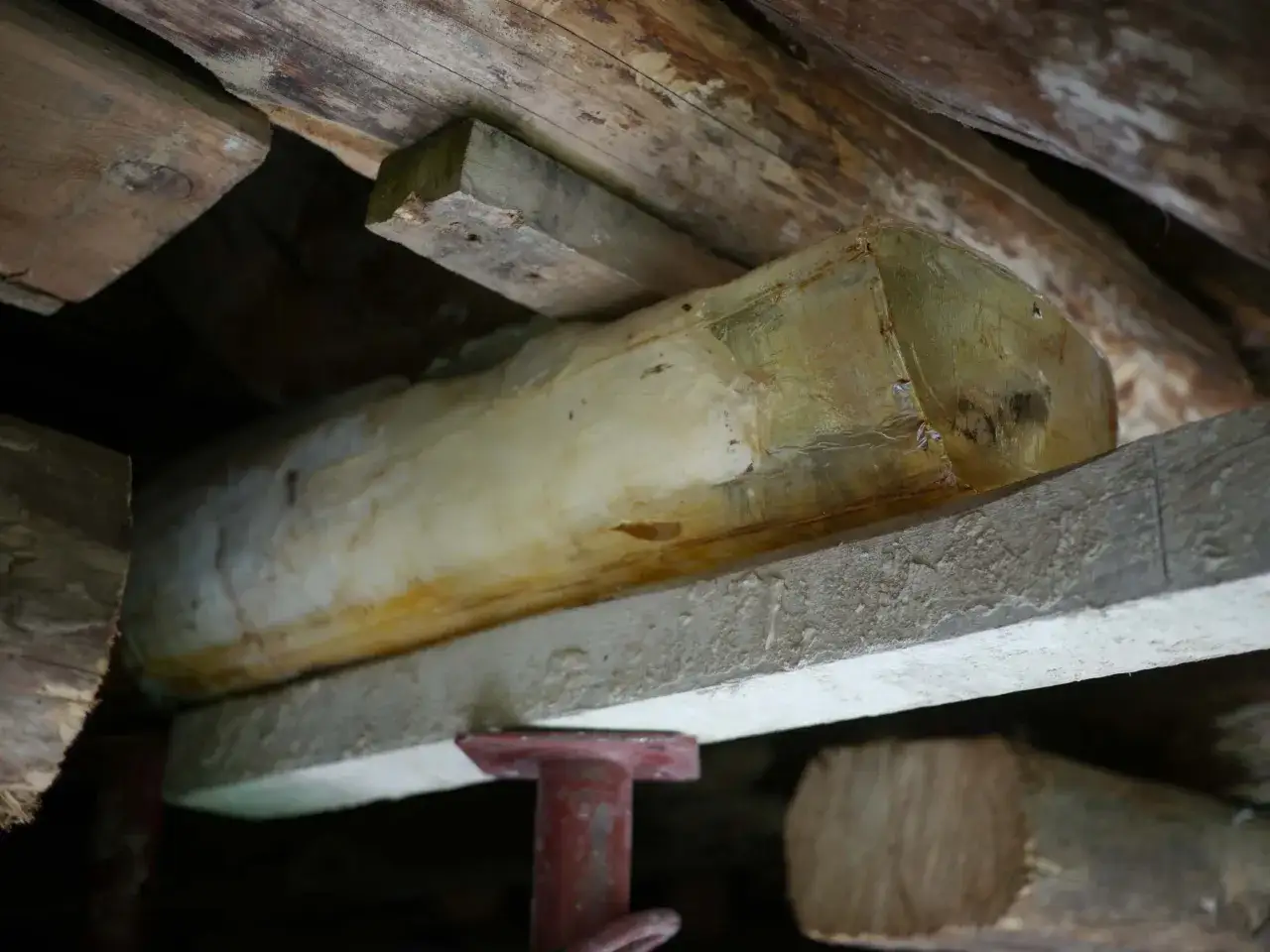 Soutien temporaire d'une poutre en bois, en attendant de changer une poutre pourrie. Prix des travaux &agrave; estimer.
