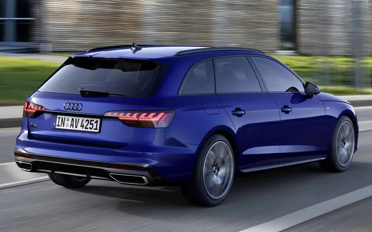 Niebieskie Audi A4 Avant w ruchu, z widocznym tyłem i tablicą rejestracyjną. Idealne na rodzinne wycieczki i codzienne dojazdy.