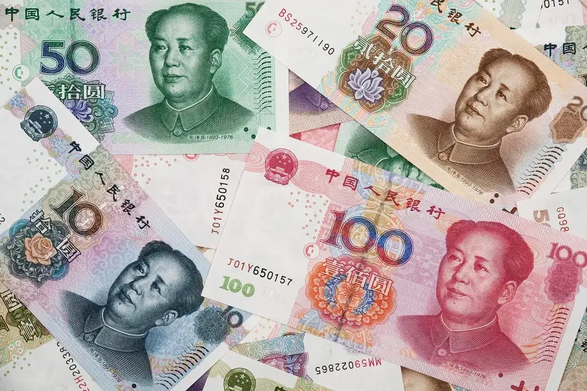 Chińska waluta, juan, na banknotach 10, 20, 50 i 100 z wizerunkiem Mao Zedonga.