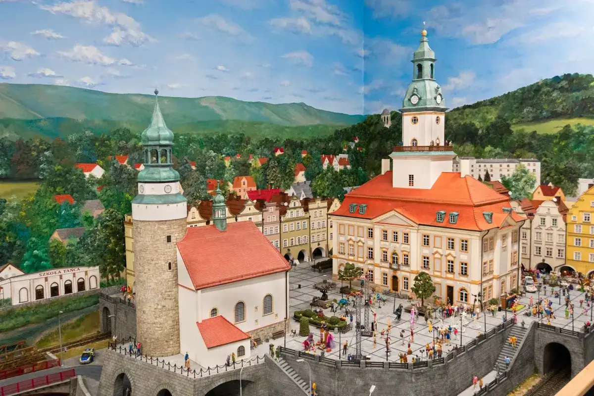 Miniaturowa panorama Jeleniej Góry z ratuszem, wieżami i tłumem ludzi na rynku. Atrakcje miasta w miniaturze.