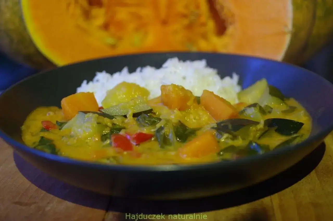 Pyszny, aromatyczny curry z dynią i warzywami, podane z ryżem. Idealny obiad na dwa dni, sycący i pełen smaku.