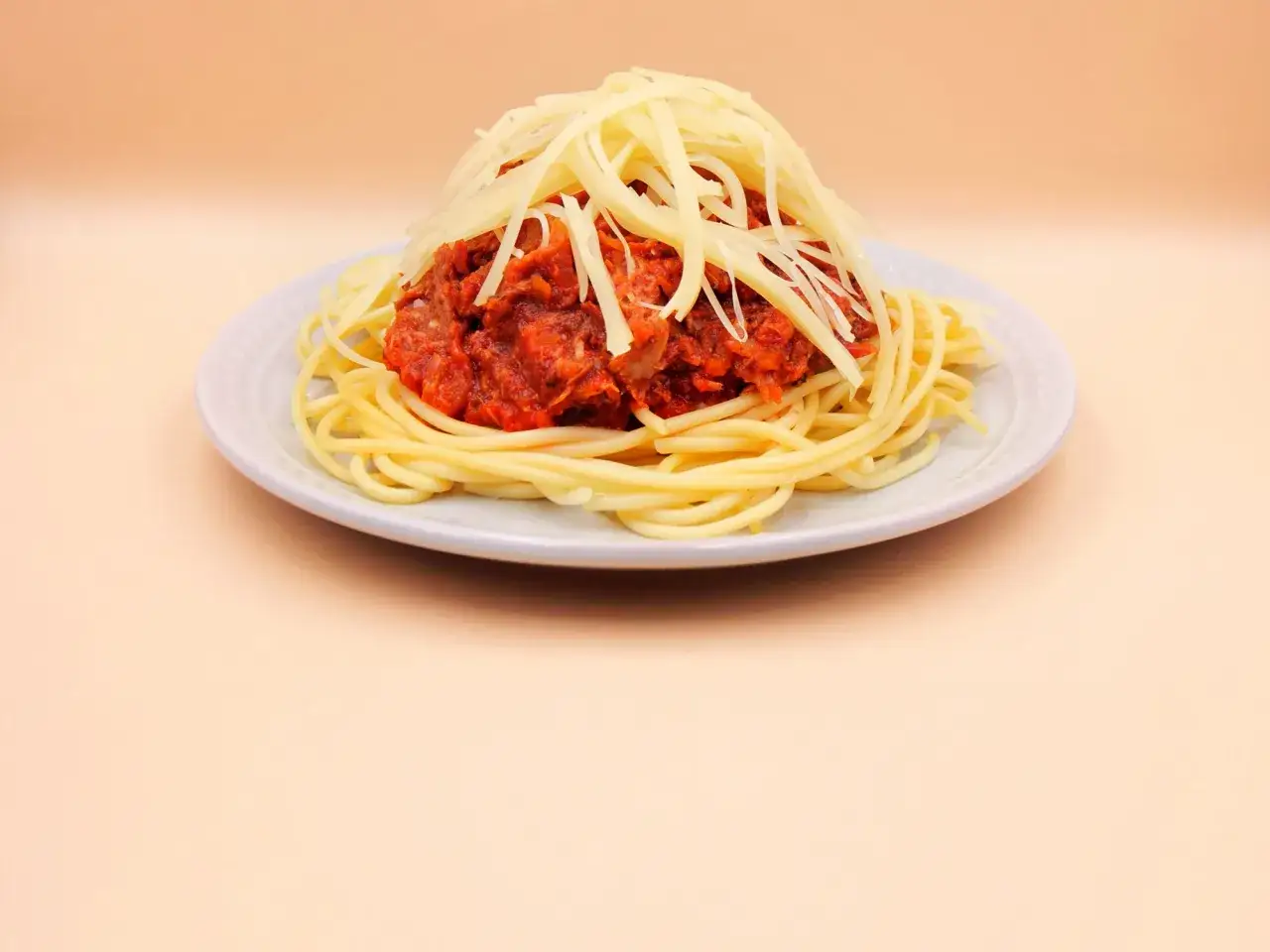 Składniki na spaghetti z tuńczykiem: makaron, tuńczyk, czosnek, oliwa, pietruszka, pomidory