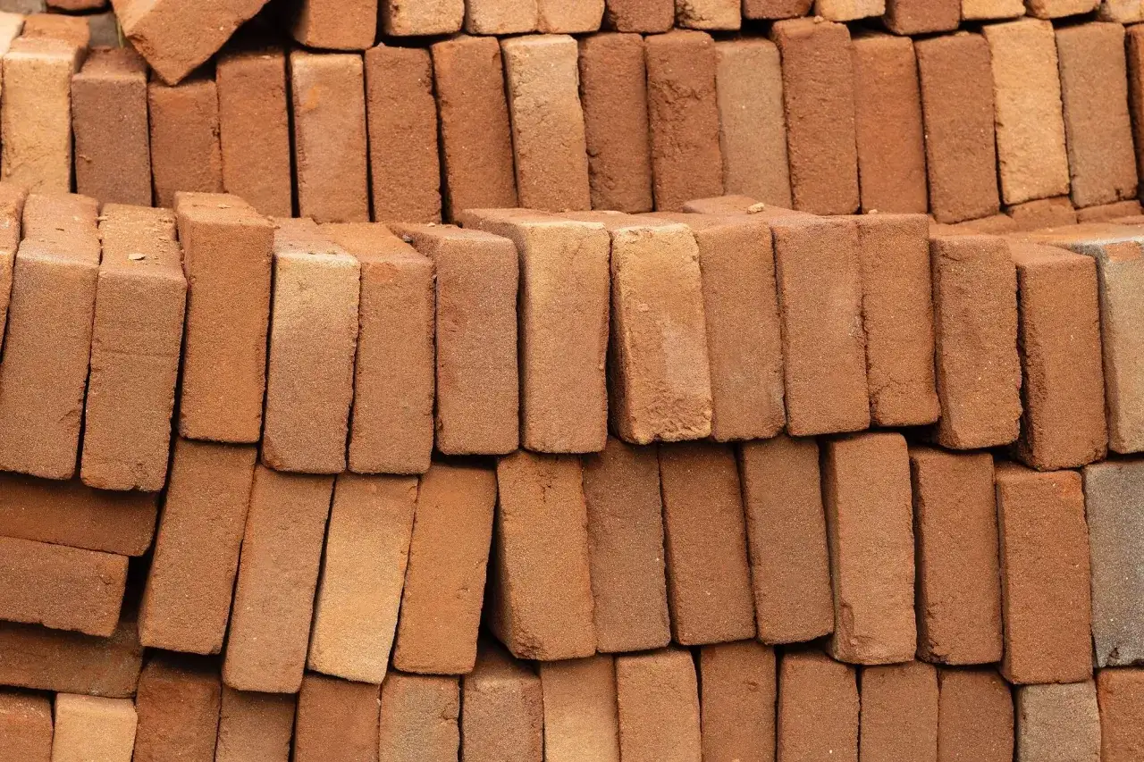 Mont&oacute;n de ladrillo rojo, apilados listos para construir un muro.