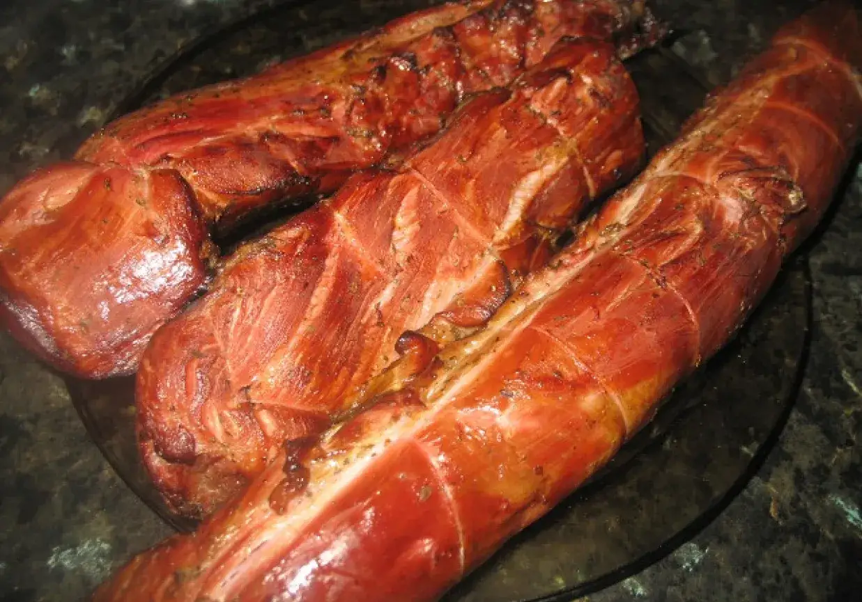 Trzy soczyste, wędzone polędwiczki wieprzowe, idealne do grillowania. Zastanawiasz się, ile wędzić polędwiczki, by były perfekcyjne?