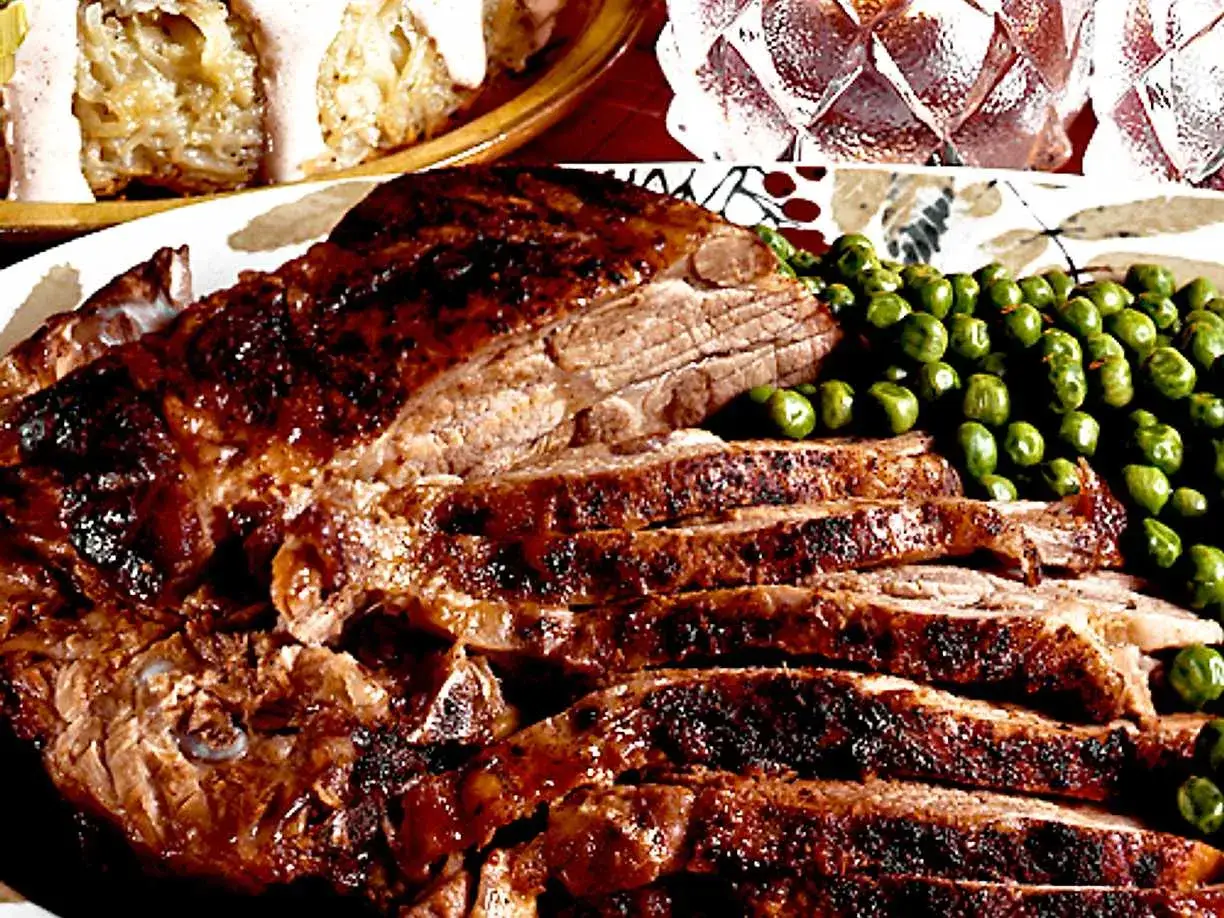En saftig, skivad fl&auml;skkarr&eacute; med gr&ouml;na &auml;rtor. Ett perfekt karre recept f&ouml;r en festm&aring;ltid.