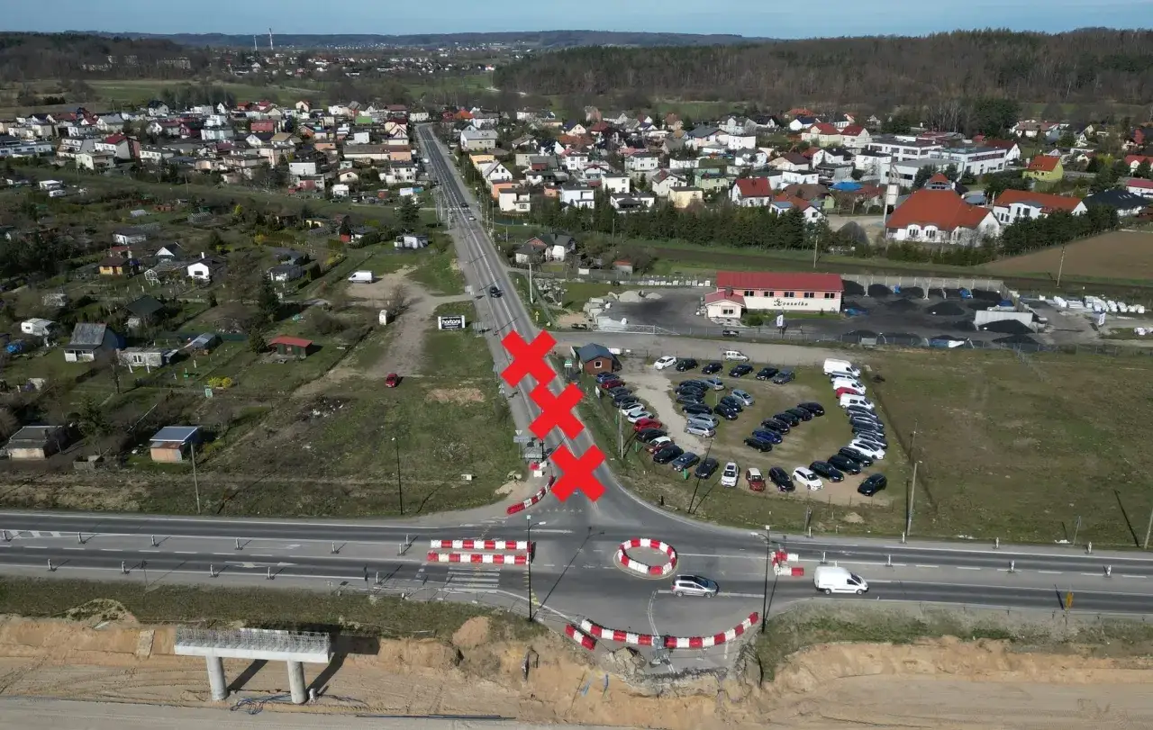 Utrudnienia na S6 dzisiaj. Czerwone krzyże oznaczają zamknięty odcinek drogi, gdzie trwa budowa.