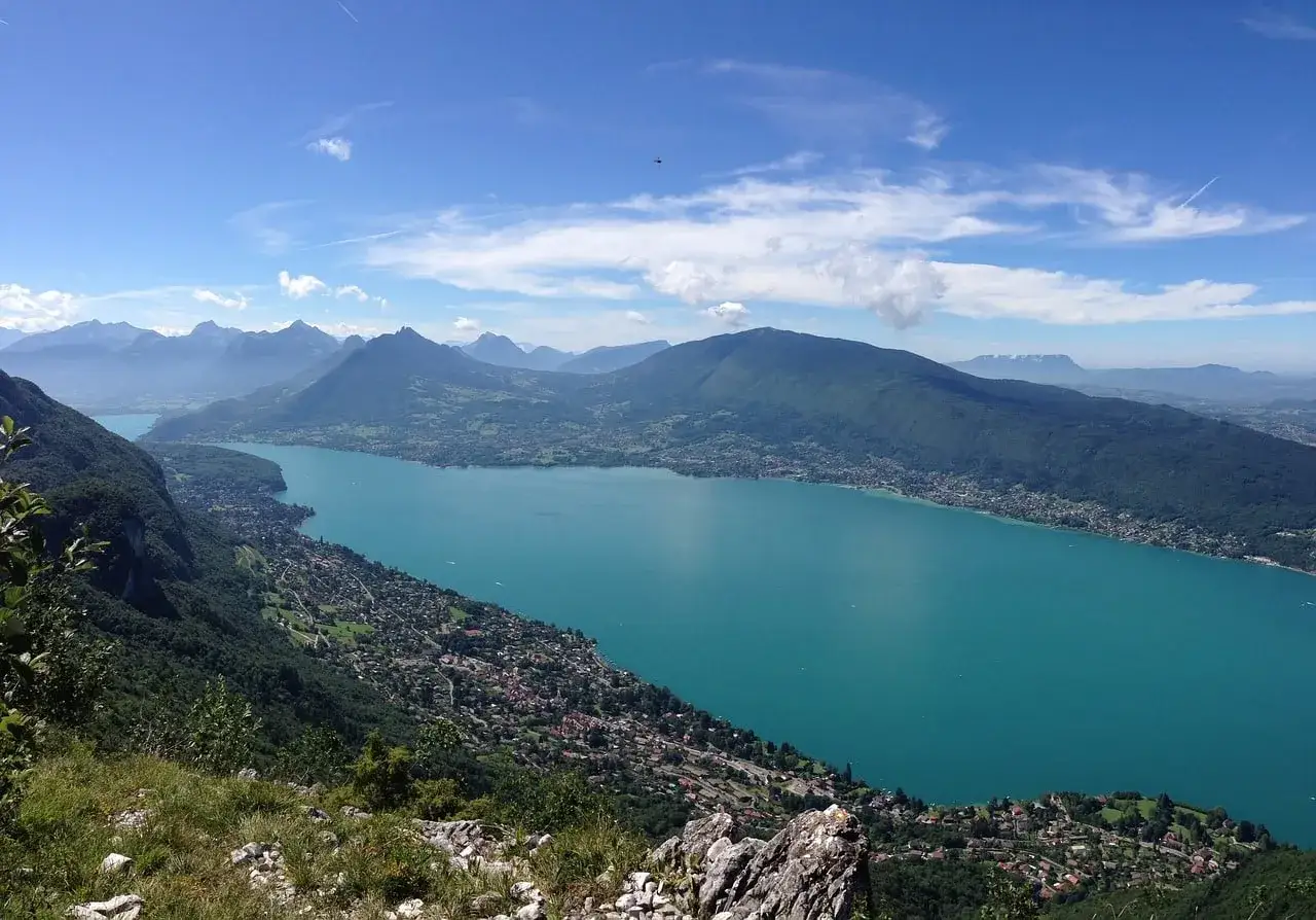 Vue panoramique du lac d'Annecy et des montagnes environnantes. Id&eacute;al pour d&eacute;couvrir les choses &agrave; faire &agrave; Annecy.