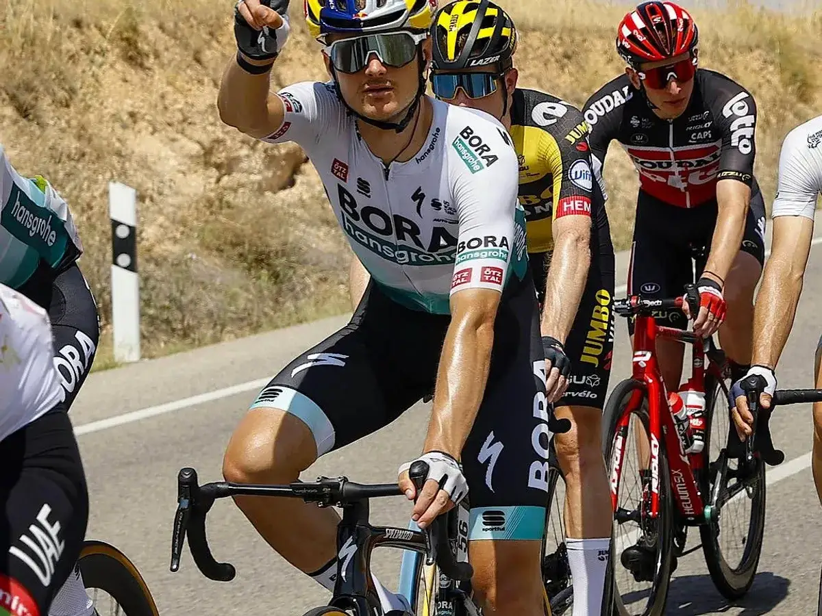 Anton Palzer im BORA-hansgrohe Trikot gibt bei einem Radrennen alles.