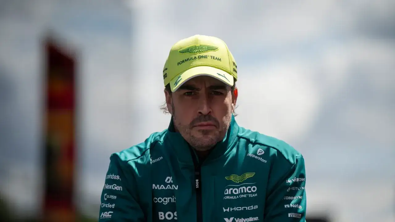 Fernando Alonso, piloto de F1, con gorra y chaqueta verde del equipo Aston Martin.