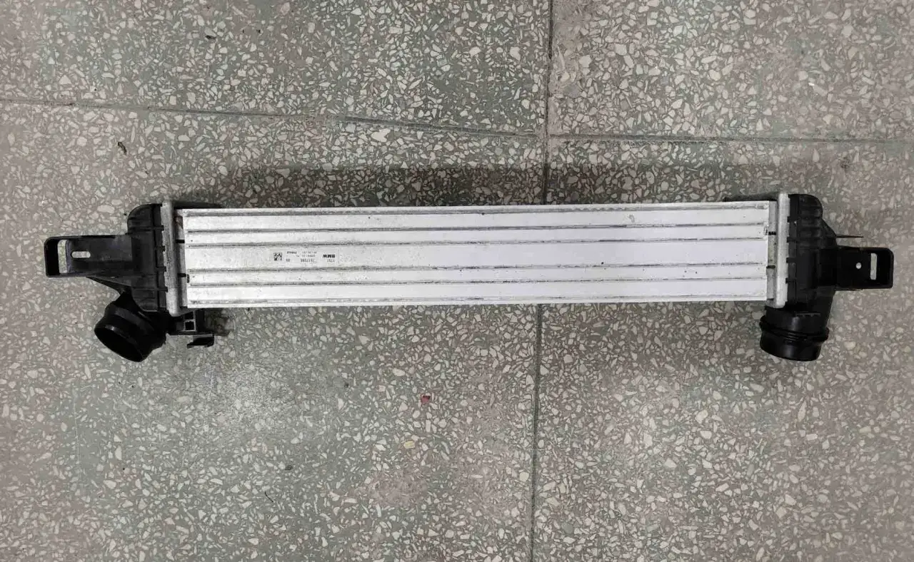 Nowy intercooler BMW, gotowy do wymiany.