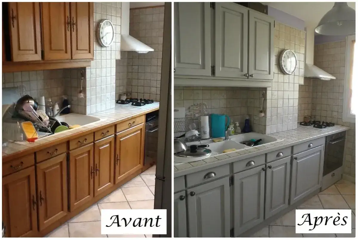 Avant/Après : une rénovation complète d'une vieille cuisine. Les meubles en bois ont été repeints en gris clair, donnant un coup de jeune à l'ensemble.