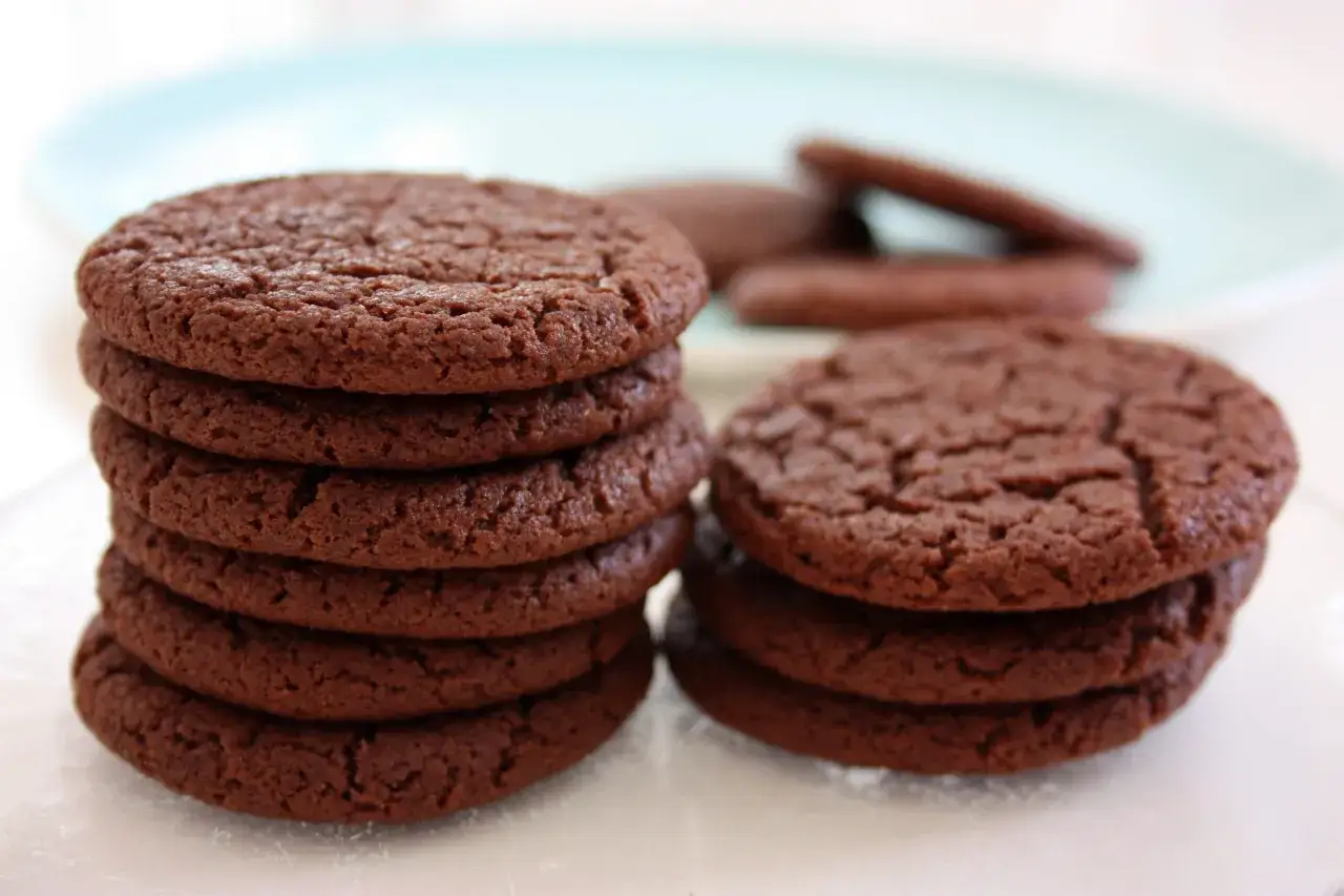 Två staplar sega chocolate chip cookies. Perfekt för ett recept på sega kakor.