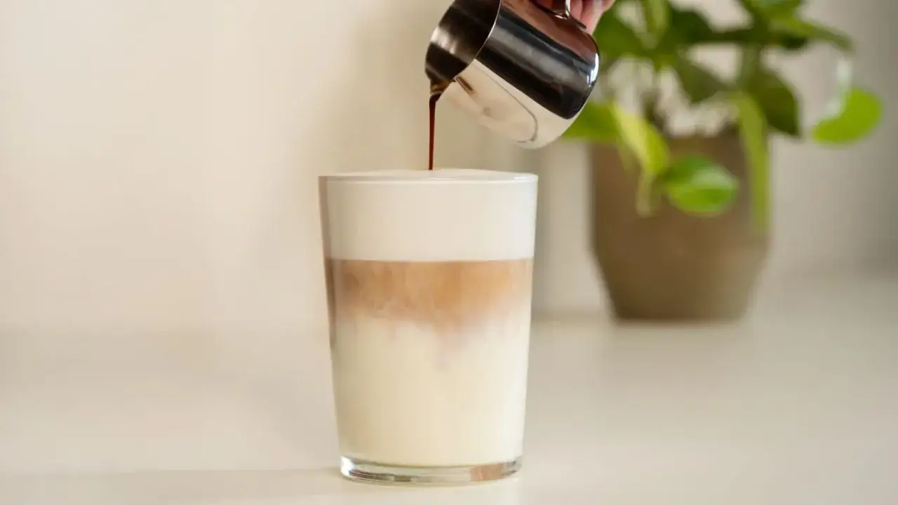 Ein Latte Macchiato wird zubereitet, indem Espresso in geschichtete Milch gegossen wird. Die Frage, wieviel ml hat ein Latte Macchiato, hängt von der Größe des Glases ab.