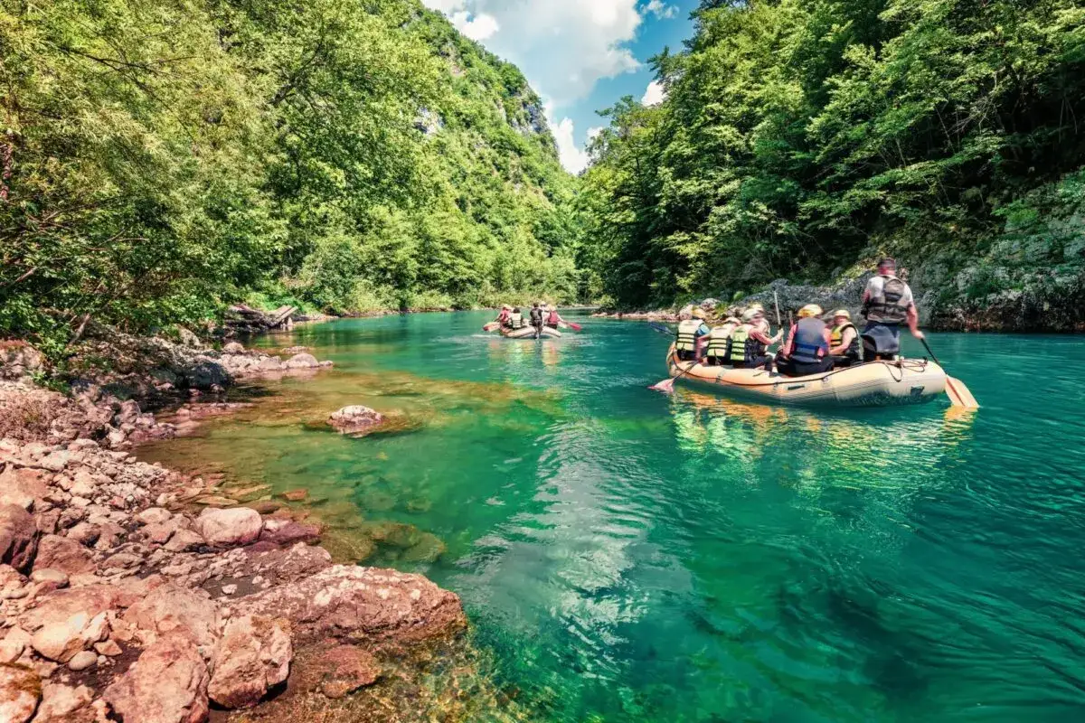 Rafting po turkusowej rzece w Czarnog&oacute;rze. Wspaniałe widoki i niezapomniane wrażenia to jedne z gł&oacute;wnych czarnog&oacute;rskich atrakcji.