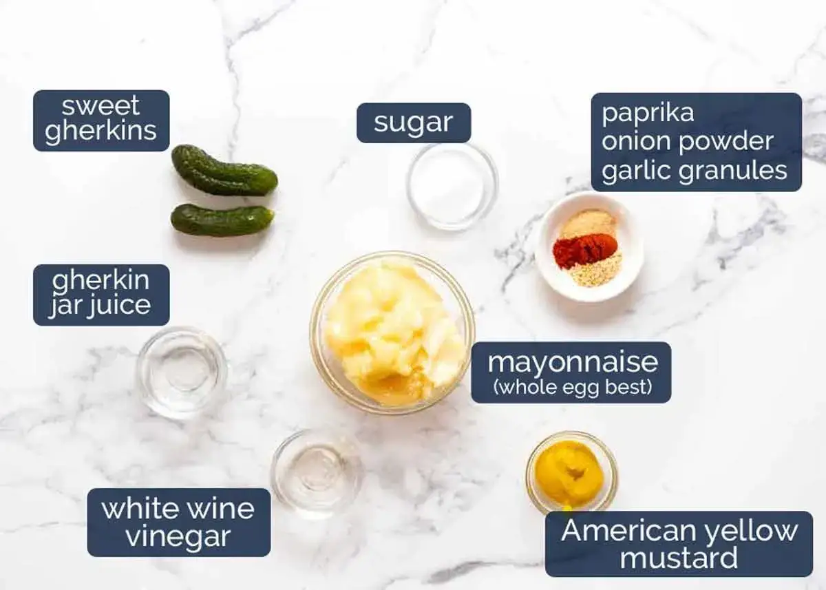 Zutaten für Burgersauce selber machen: Essiggurken, Gurkenwasser, Essig, Zucker, Mayo, Senf und Gewürze.