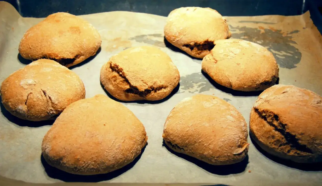 Nybakade bullar p&aring; en pl&aring;t. Kanske bakade med f&auml;rsk j&auml;st vs torrj&auml;st?
