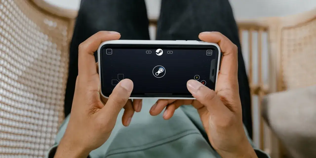 Osoba trzyma smartfon z widocznym interfejsem Steam, gotowa do nauki, jak pobrać gry ze Steam na telefon.