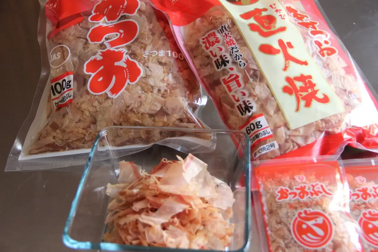 Katsuobushi co to? Suszone płatki bonito w opakowaniach i szklanej miseczce. Idealne do japońskich zup i dań.